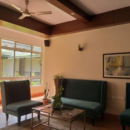 Polo Tura Hotel Bagian luar foto