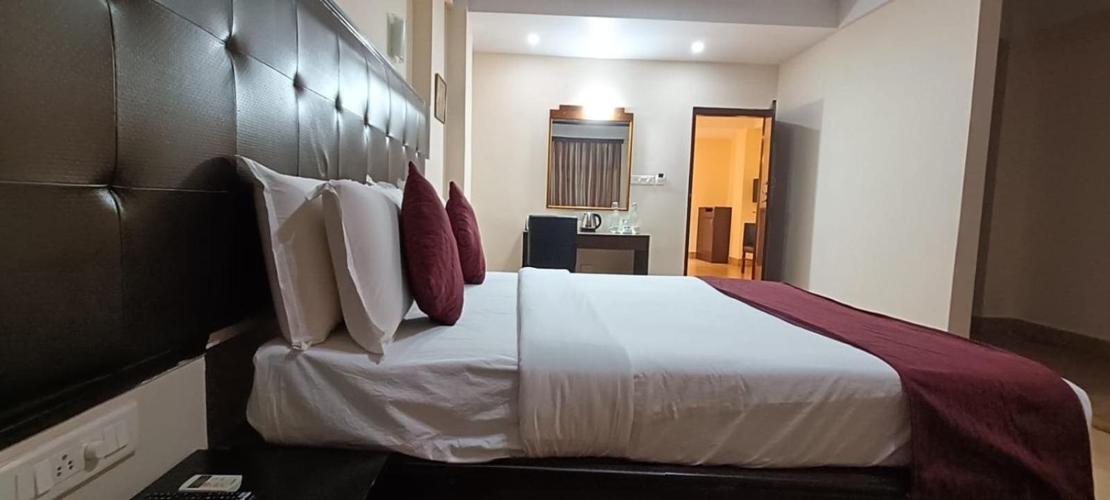 Polo Tura Hotel Bagian luar foto