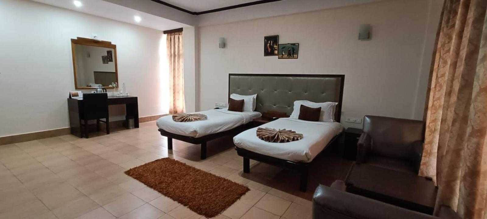 Polo Tura Hotel Bagian luar foto