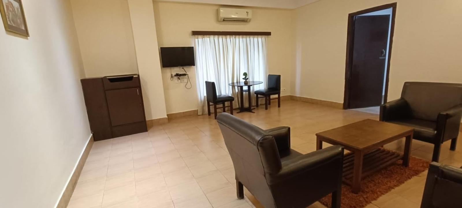 Polo Tura Hotel Bagian luar foto