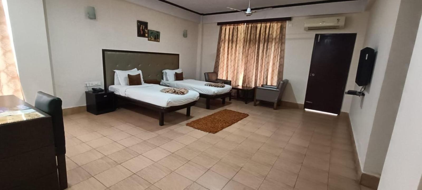 Polo Tura Hotel Bagian luar foto