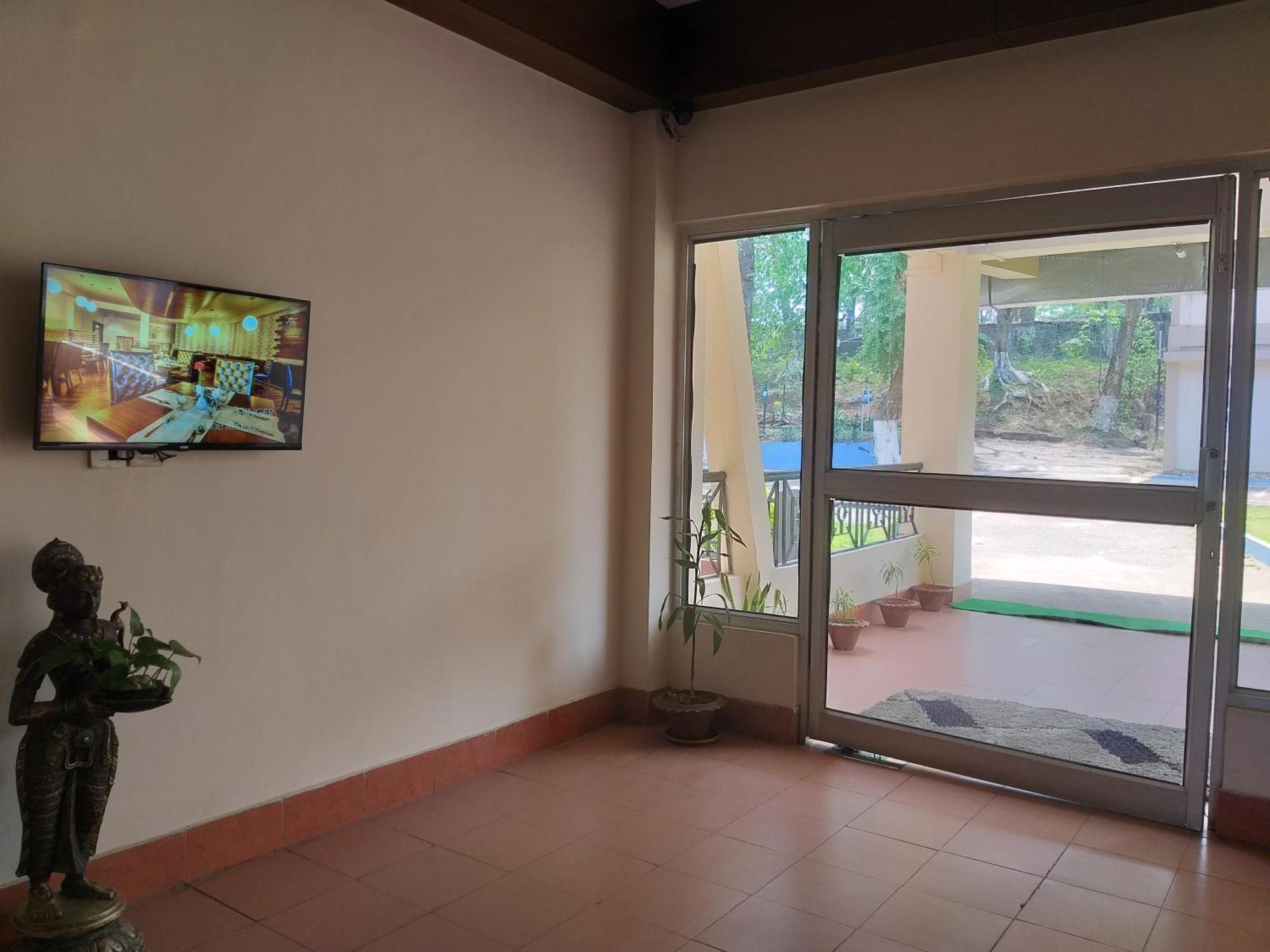 Polo Tura Hotel Bagian luar foto