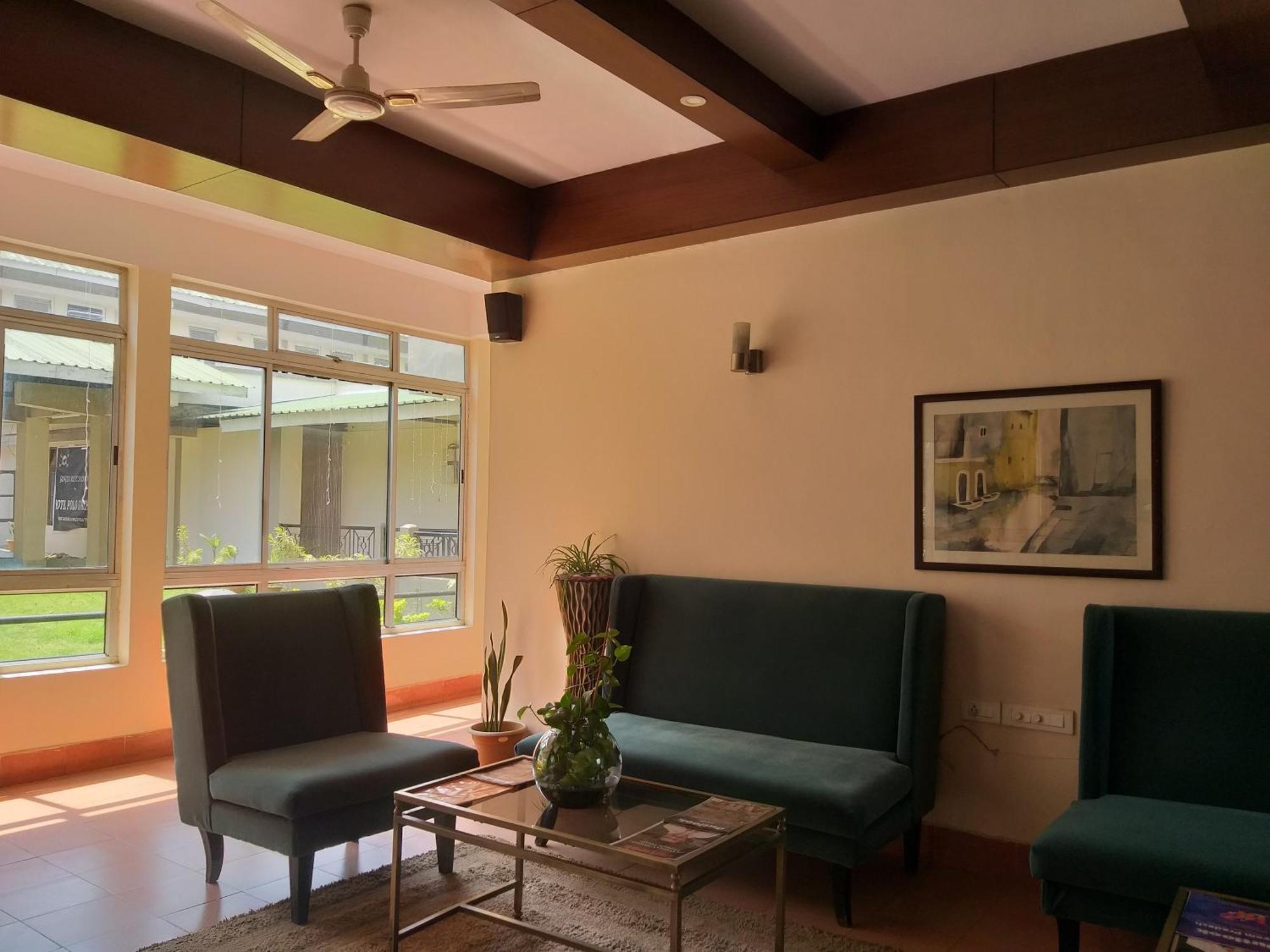 Polo Tura Hotel Bagian luar foto