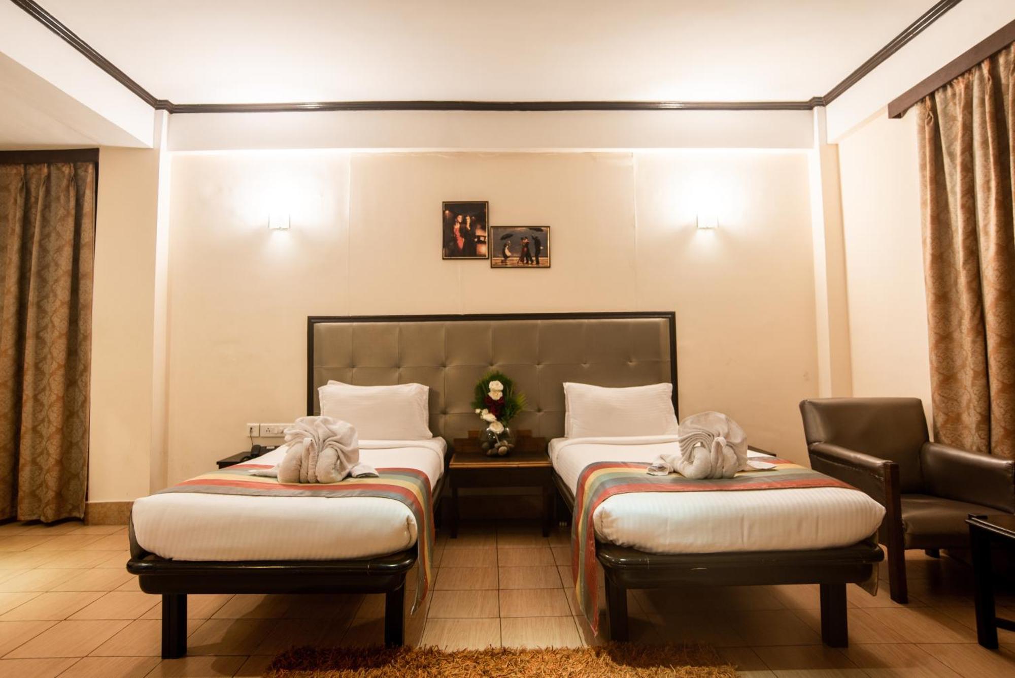 Polo Tura Hotel Bagian luar foto