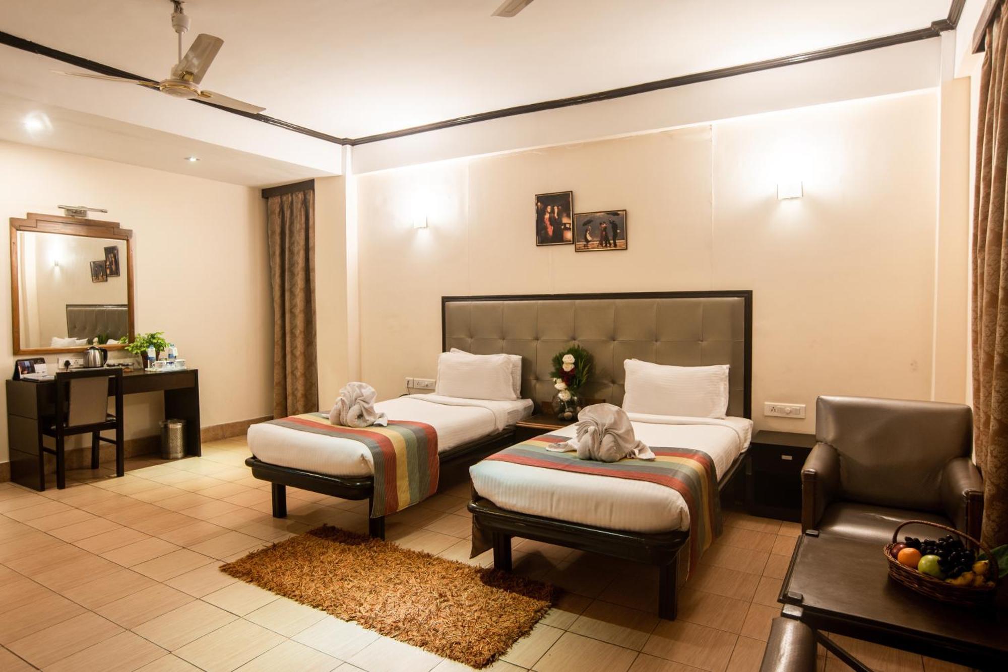 Polo Tura Hotel Bagian luar foto
