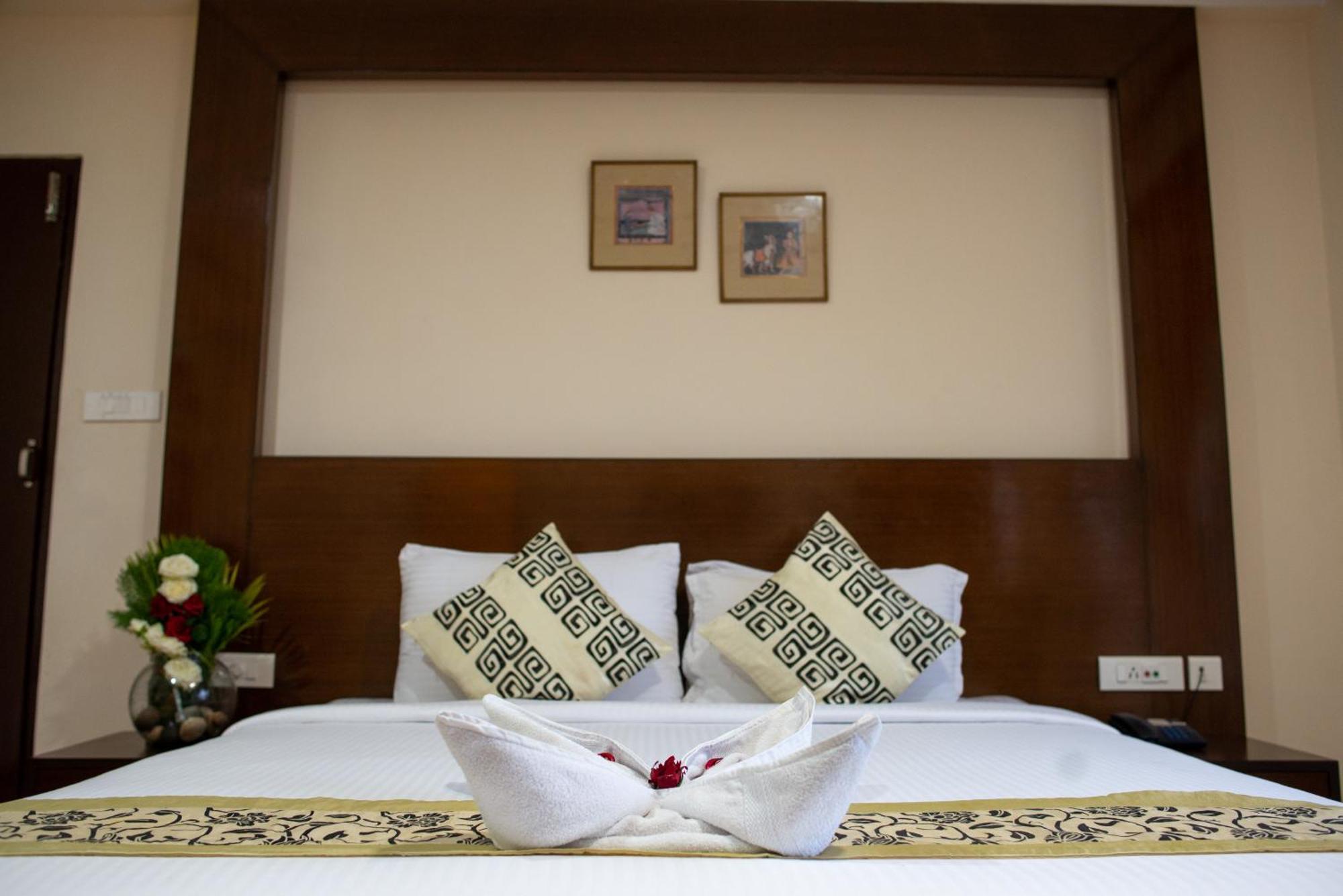 Polo Tura Hotel Bagian luar foto