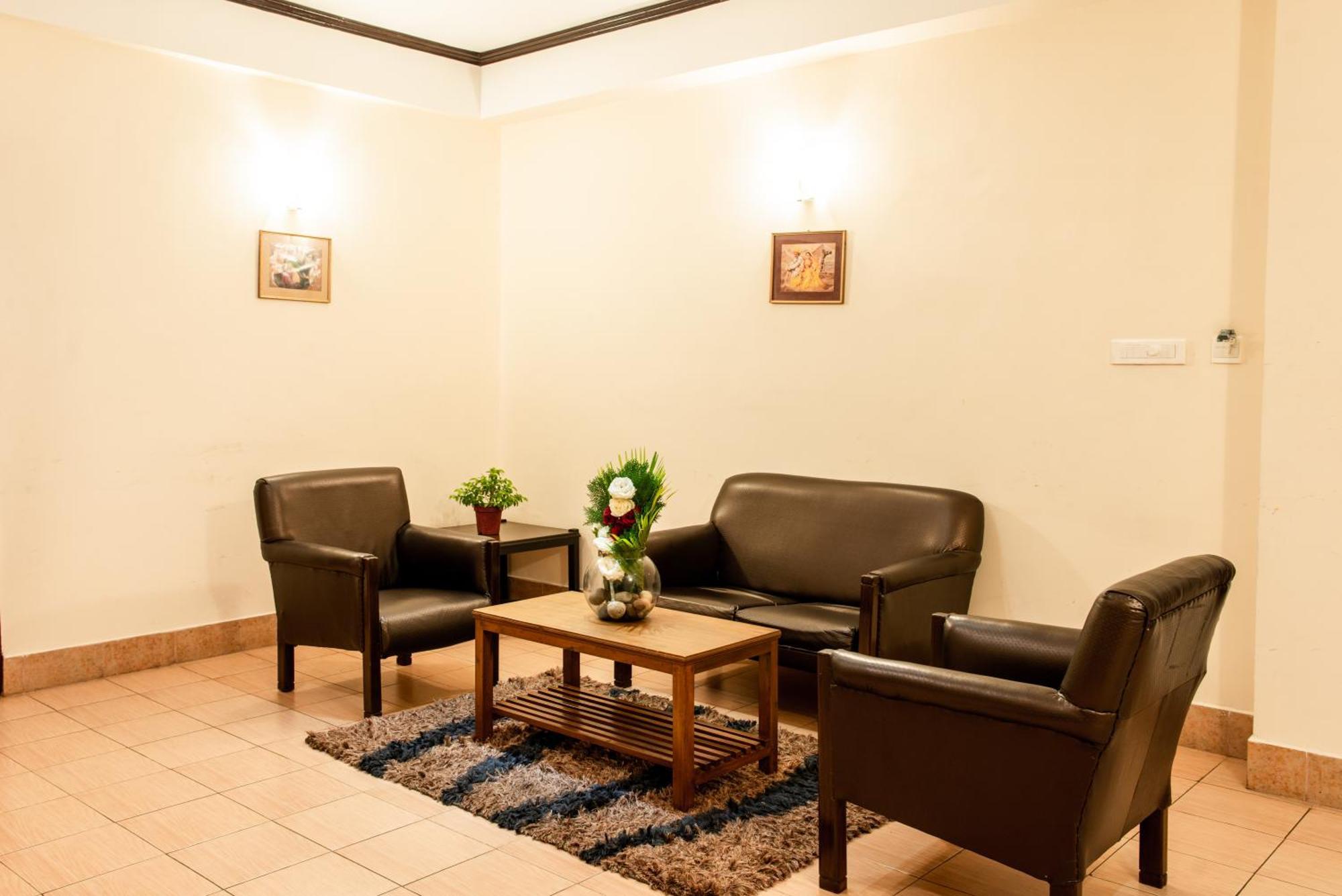 Polo Tura Hotel Bagian luar foto