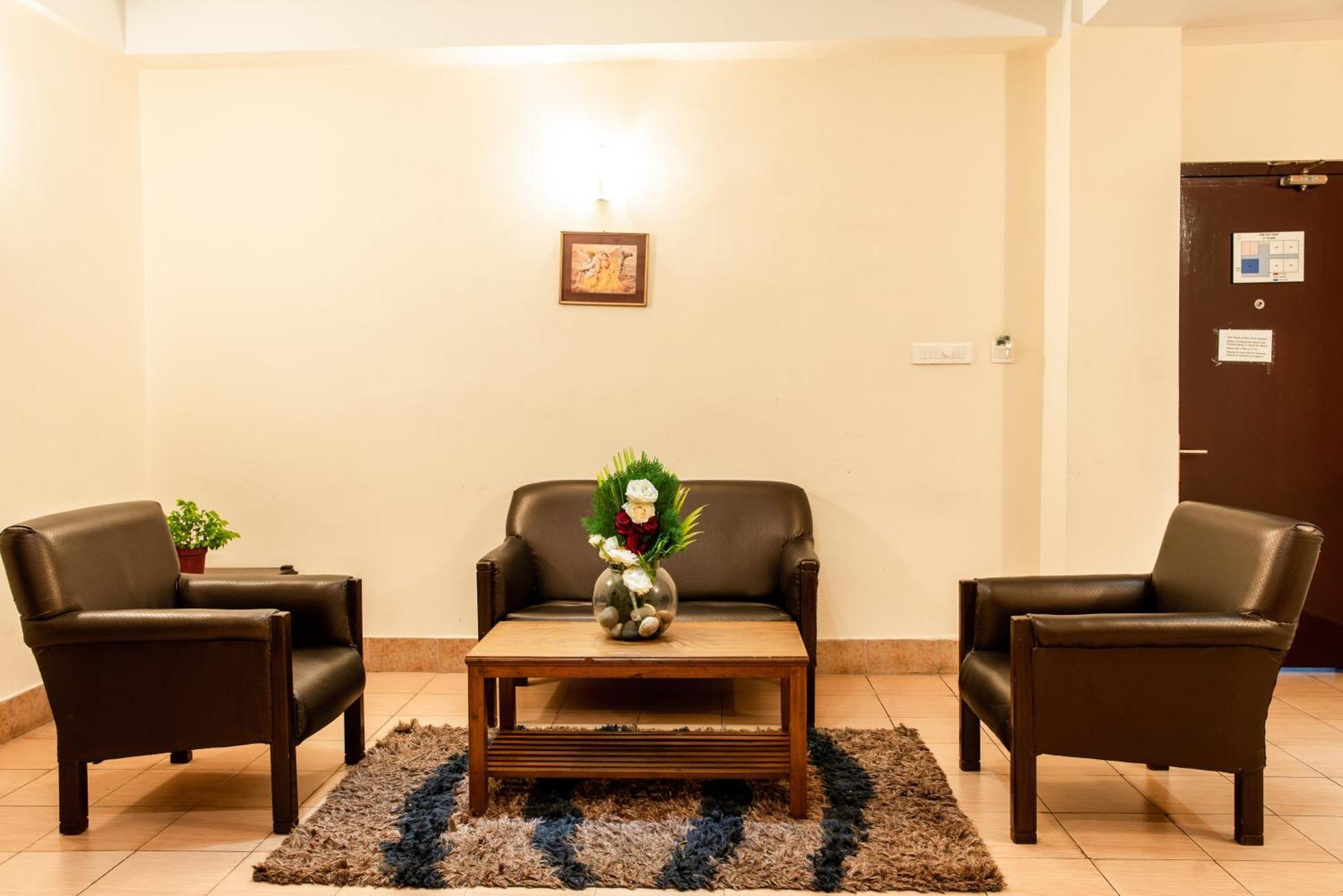 Polo Tura Hotel Bagian luar foto