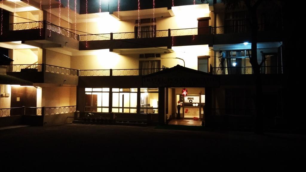 Polo Tura Hotel Bagian luar foto